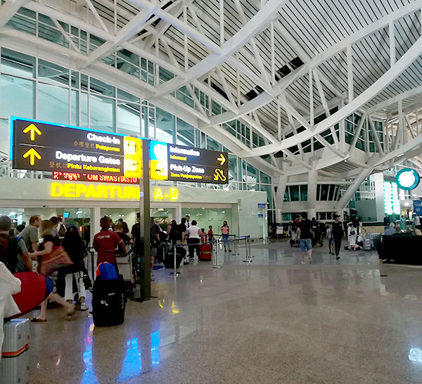 バリ島空港での時間つぶしに飲んで食ってラウンジ利用