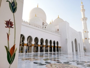 【ドバイ・アブダビ旅行記4】世界一美しいアブダビのシェイク・ザーイド・モスク！海外女一人旅ブログ